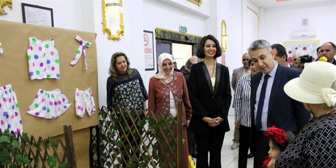 Resim öğretmeni babanne, torununa yaptığı kıyafetleri sergiledi