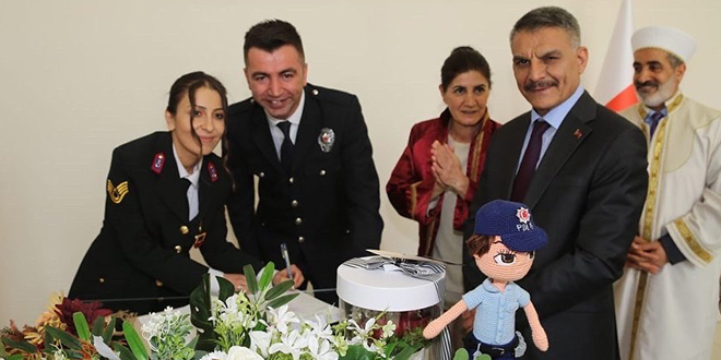 Jandarma gelin ile polis damat nikah masasına üniformayla oturdu