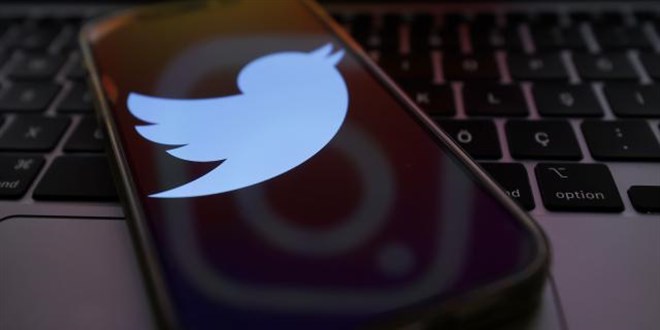 Twitter iki üst yöneticiyi işten çıkardı, işe alımları durdurdu