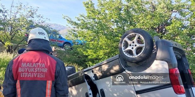 Malatya'da hafif ticari araç devrildi, 3 kişi öldü, 3 kişi yaralandı