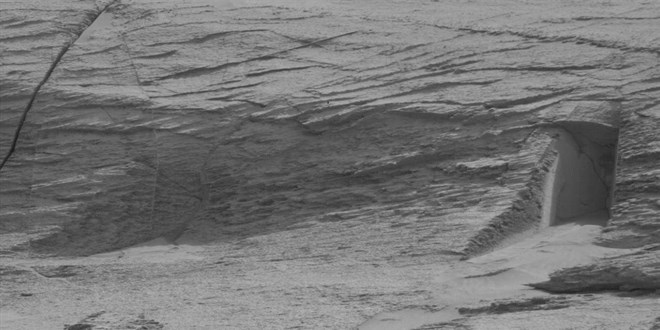 Mars'taki 'gizemli kapı' merak uyandırdı