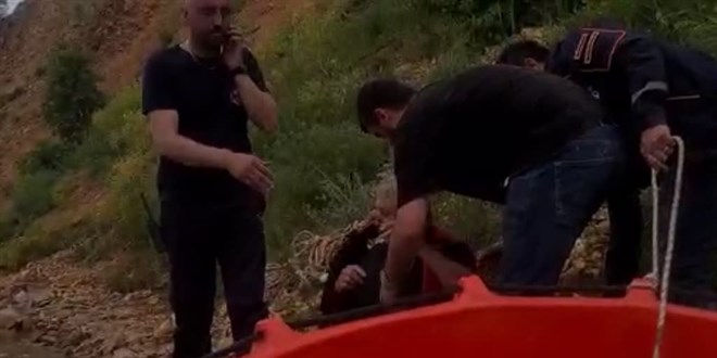 Tunceli'de uçurumdan yuvarlanan yaşlı kadını AFAD ekipleri kurtardı