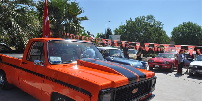 Muğla'da klasik otomobil tutkunları şenlikte buluştu