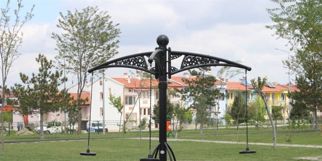 Aynı salıncaktan düşen 1 genç öldü, 1 genç de ağır yaralandı