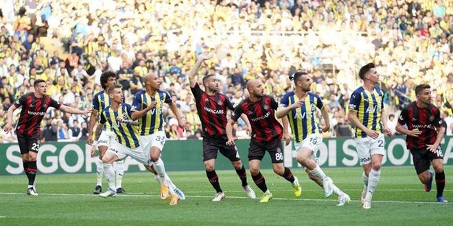 Fenerbahçe, evindeki son maçta bir puanla yetindi