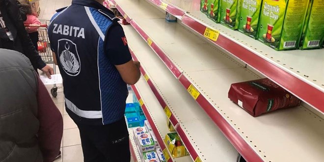 Çaya gelen zam sonrası reyonları boşaltan market çalışanına suçüstü, zabıta ceza kesti