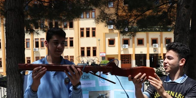 Liseli öğrencilerin ürettiği bu silah nesli tükenmekte olan hayvanların avlanmasını engelleyecek