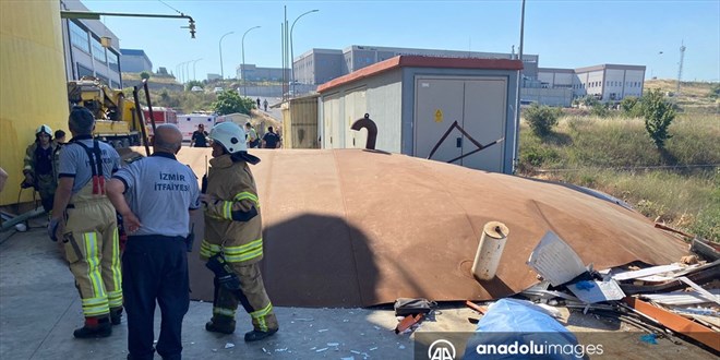 İzmir'de üzerine silo kapağı düşen konteynerdeki kişi öldü