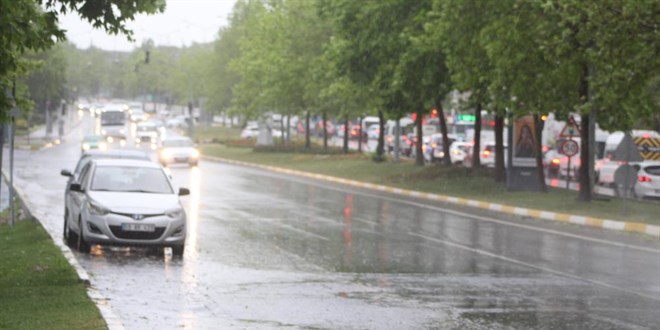 Tekirdağ'da sağanak yağış hayatı felç etti, yollar dereye döndü