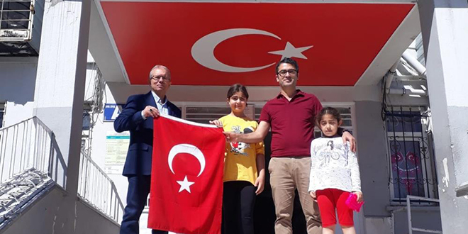 Yere düşen bayrağı yıkayıp yeniden okula teslim etti