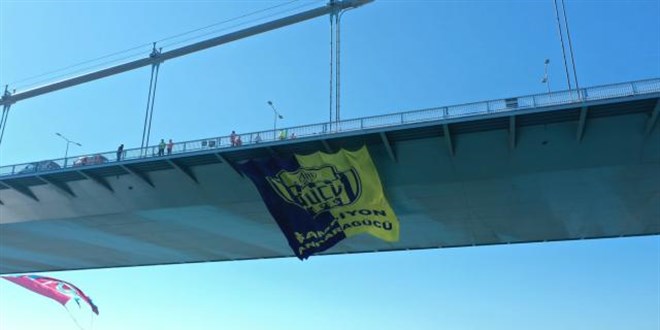 MKE Ankaragücü bayrakları, İstanbul'daki boğaz köprülerine asıldı