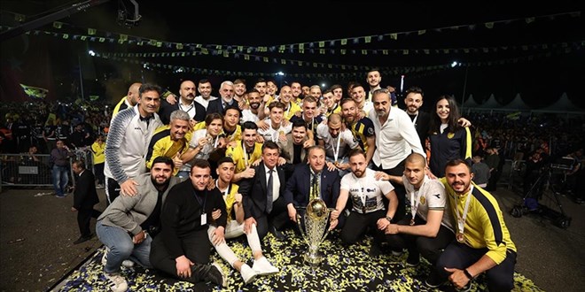 Süper Lig'e yükselen MKE Ankaragücü, şampiyonluk kupasını aldı