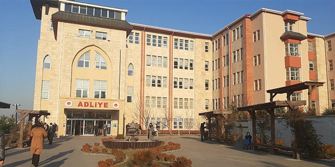 Mahkeme, doktoru tehdit eden öğretmen ve ailesinin sağlık merkezini değiştirdi