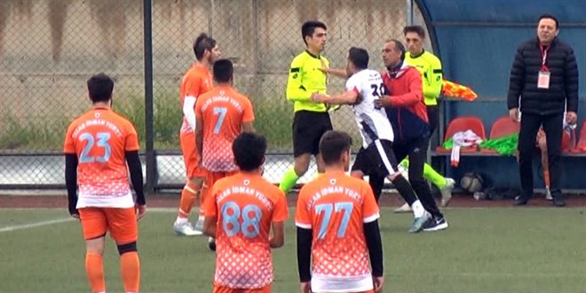 Futbolcu hakeme saldırdı maç tatil edildi