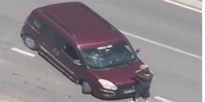 Kadın sürücü, kendi cipine çarpan aracı koca koca taşlarla pert etti