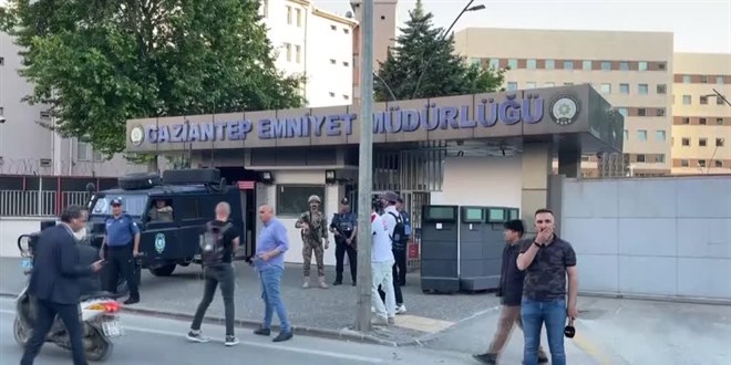 Gaziantep Emniyet Müdürlüğü önünde etkisiz hale getirilen kişinin tedavisi sürüyor