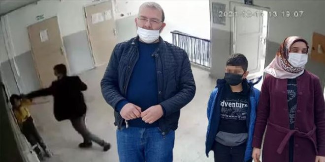 Darbettiği öğrencisinin babasıyla tartışan öğretmene uzaklaştırma kararı