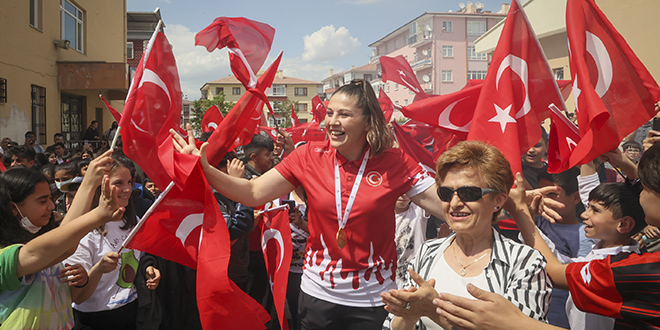 Dünya şampiyonu Şennur öğretmene, okulunda coşkulu karşılama