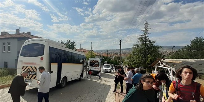 Freni patlayan midibüs 4 lise öğrencisine çarptı