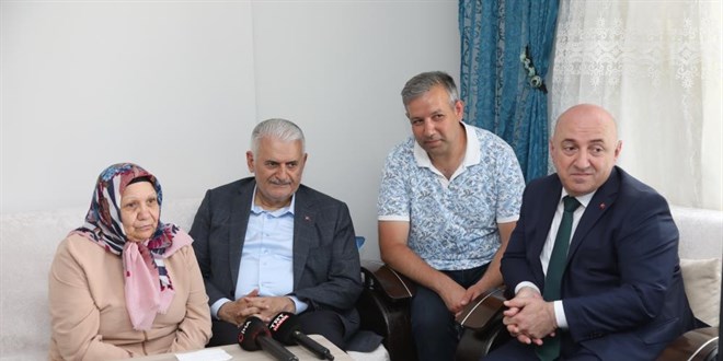 Binali Yıldırım'ı kolundan tutup evine götürdü, kalabalık kahkahaya boğuldu
