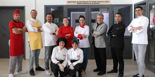 Meslek lisesinin fırınında unlu mamul üreterek ekmek kültürünü öğreniyorlar