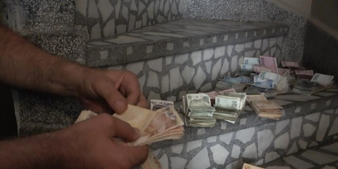 Çöp evden servet çıktı