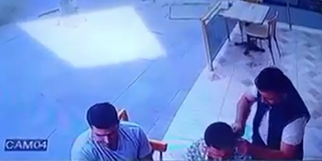 Husumetlisini börekçide yakalayıp kulağını kesti