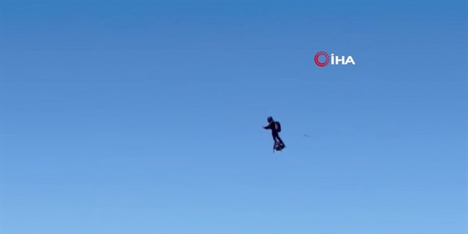 Fransa'da 'uçan adam' Zapata, 15 metre yüksekten göle çakıldı