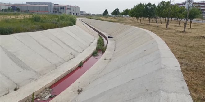 Tekirdağ'da suyu kırmızı akan kanal, Çorlu Deresi'ne karışmadan temizlendi