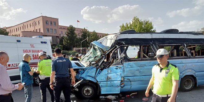 TBMM önünde dolmuş kazası: 20 yaralı