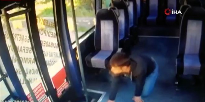 Minibüste saklandı, şoför inince sürünerek paraları çaldı