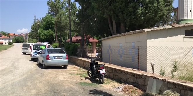 Uşak'ta tamir için çıktıkları cami kubbesinden düşen ustalardan biri öldü, biri yaralandı