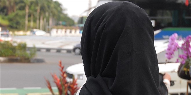 Fransa'da bir kadın 'başörtün karanlık çağların kıyafeti' denilerek restorana alınmadı