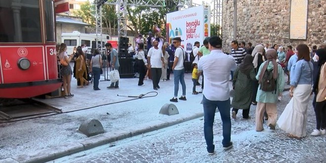 Beyoğlu'nda kendisini yakmaya çalışan kişiyi görenler konuştu