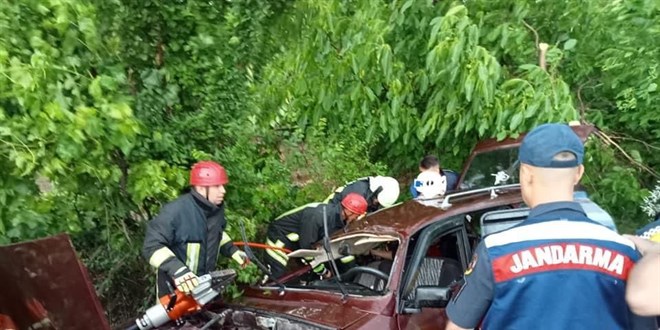 Denizli'de kamyonetle çarpışan otomobildeki 2 kişi öldü, 3 kişi yaralandı