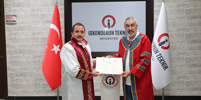Teknik direktör Samet Aybaba 67 yaşında üniversiteden mezun oldu