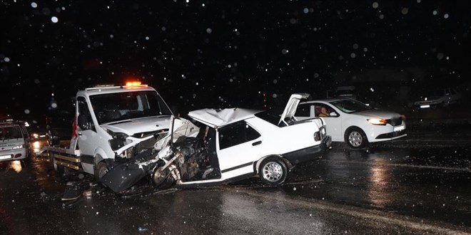 Karşı şeride geçen otomobil çekiciyle çarpıştı: 1 ölü, 2 yaralı