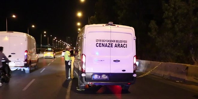 İzmir'de refüje çarpan motosikletin sürücüsü öldü