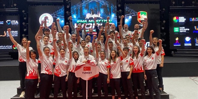 Muaythaide dünya şampiyonluğu sevinci