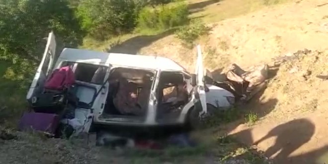 Şarampole devrilen minibüsteki 4 kişi öldü, 6 kişi yaralandı