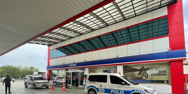 Adana'da akaryakıt istasyonu çalışanlarından para gasbeden şüpheli kaçtı