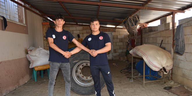 Tır lastiğiyle antrenman yaparak karakucak güreşinde Türkiye üçüncüsü oldular