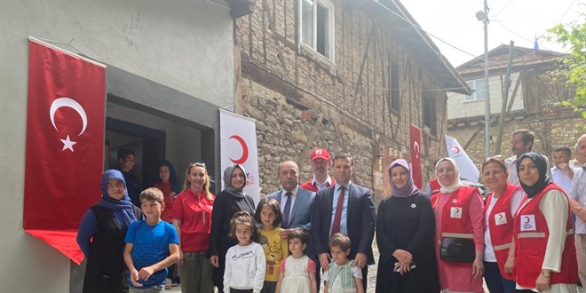 Karabk'te 8 ocuklu aile yeni evlerine Trk Kzlay araclyla kavutu