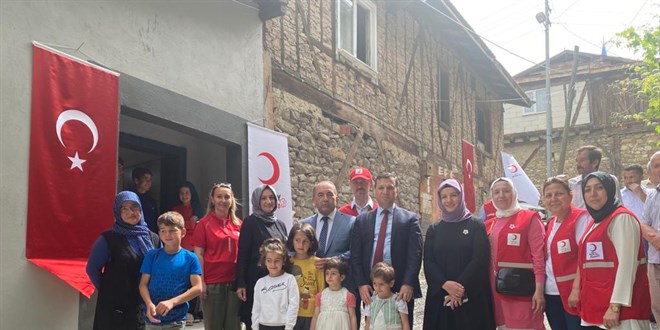 Karabük'te 8 çocuklu aile yeni evlerine Türk Kızılay aracılığıyla kavuştu