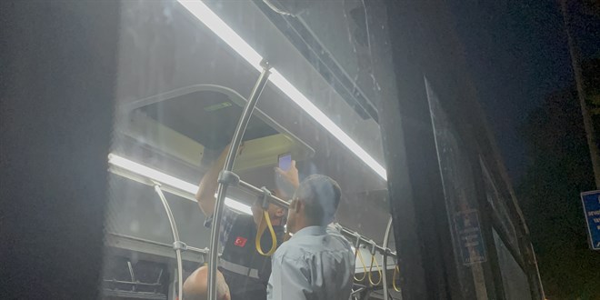 İzmir'de tavanına 'yorgun mermi' isabet eden belediye otobüsü boşaltıldı
