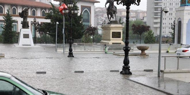 Turgut Altınok'tan ABB'ye uyarı: Ankara'nın altyapısı acilen yenilenmeli