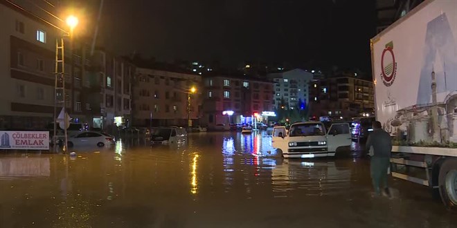 Başkentteki sağanakta hareket halindeki otomobiller sürüklendi