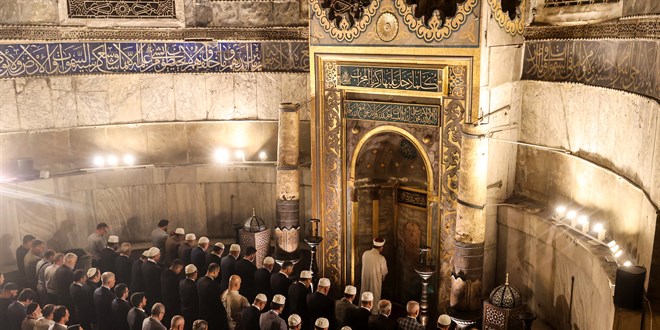 Erbaş 81 ilin müftüsüyle Ayasofya-i Kebir Camii'nde sabah namazı kıldı