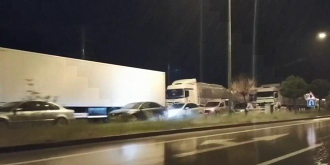 Sivas-Kayseri karayolu sel nedeniyle araç ulaşımına kapandı