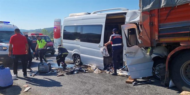 Bilecik'te korkunç kaza! Öğrencileri taşıyan minibüs kamyona çarptı